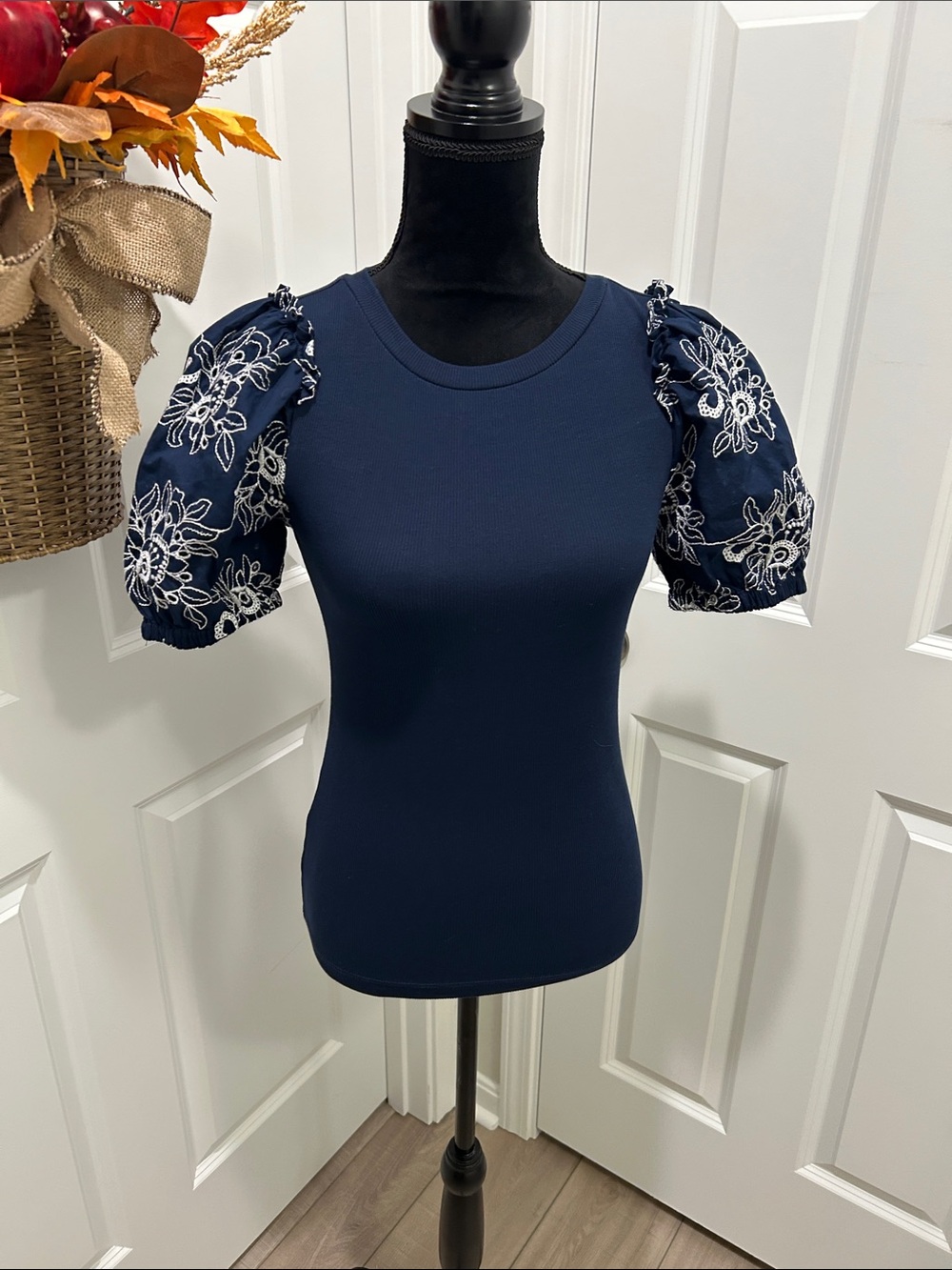 LOFT Women’s Navy & White Eyelet Puff Sleeve Floral Tee XXSP